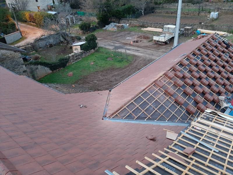 Création et rénovation d' un toit sur une maison dans le charmant village de Leyrieu