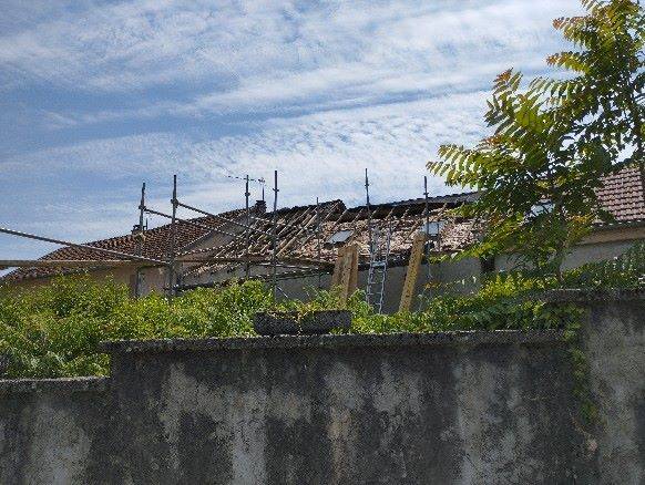 Dépose d'un toit en vue d' une rénovation sur cette maison se situent dans le village de Trept près de Burgoin Jallieu