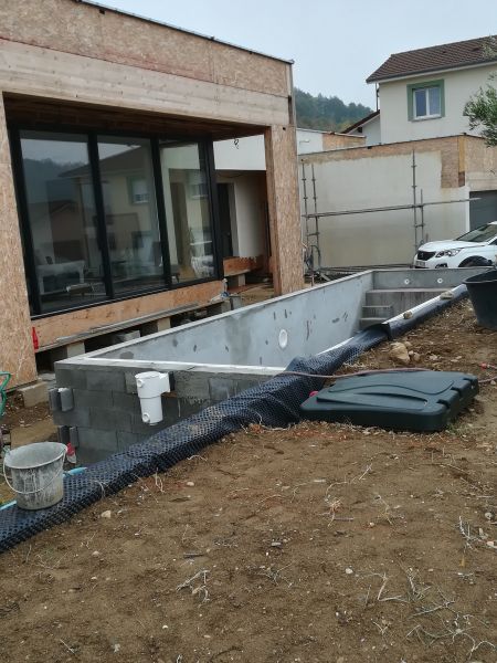 construction d' une piscine en bloc à bancher