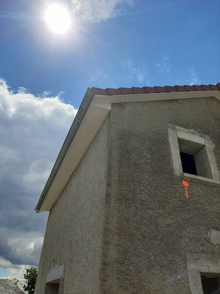 Rénovation d'un toit recouvert en tuile omega 10 rouge sur la commune de Genas