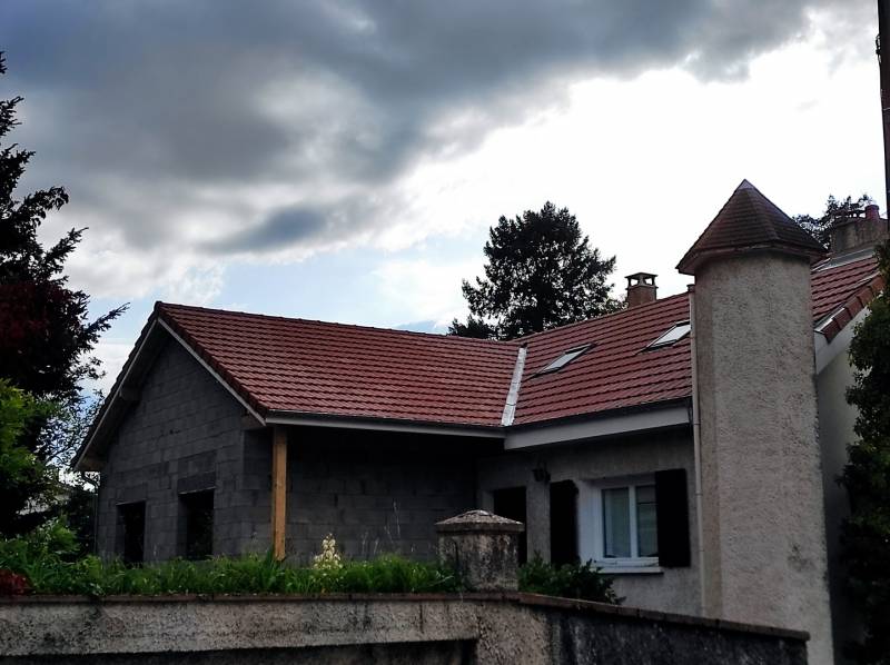 Agrandissement de cette maison en agglo et pose d'un toit en tuile rouge omega 10 sur cette maison dans la commune de Roche