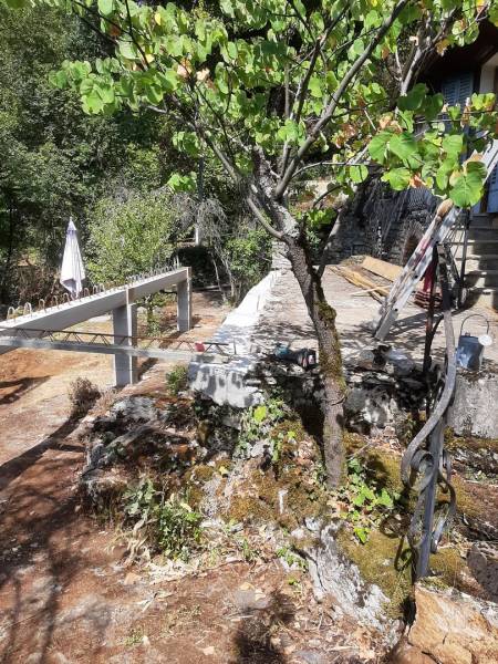 Vue de la structure de base pour l' agrandissement de cette terrasse qui sera construite en béton armé 