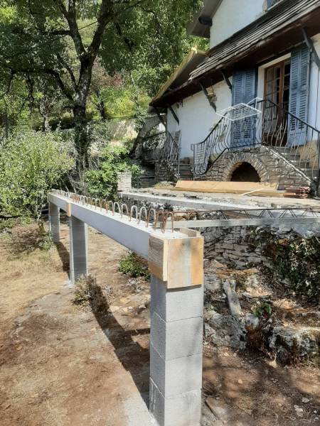 Préparation des pilliers qui vont soutenir la dalle béton qui sera féraillée et finalisée par une couche de béton 