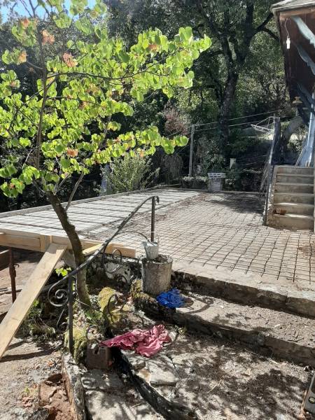 Ferraillage de la dalle coulé en béton  pour cette agrandissement suspendue à l' ancienne terrasse pour cette maison se situent sur la commune de Crémieurandissement