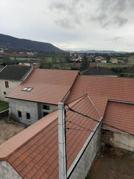 Vue du haut de l' ensemble des deux maisons emboitées entre elles recouvertent de tuiles alfa 10 sur la commune de Leyrieu