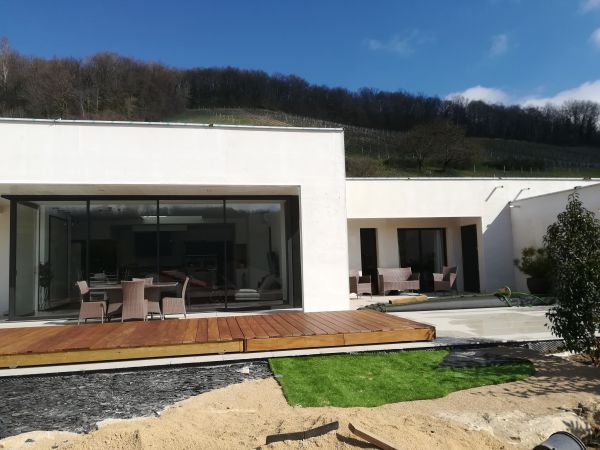 Maison contemporaine à toit plat végétalisé sur la commune de St Savin en Région Nord Isère