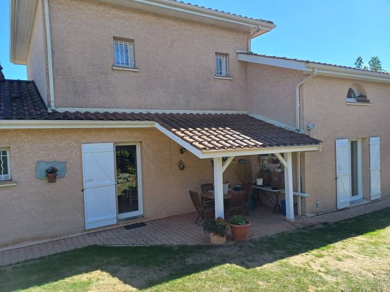 Vue d'ensemble de l'habille de bandeau en aluminium blanc pour cette maison se situent sur la commune de St Chef près de Bourgoin Jallieu