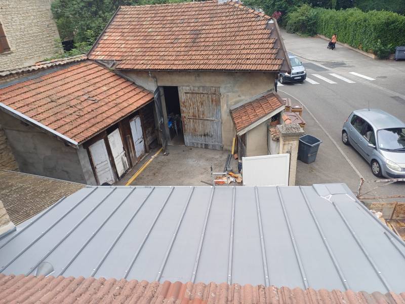 Vue d'ensemble pour cette rénovation de toiture à tasseaux zinc quartz sur cette maison qui se situe sur la commune de Bourgoin Jallieu