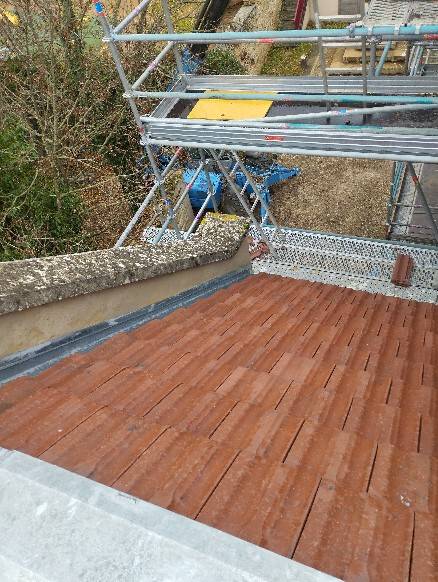 Création de noue et de façitage fait sur mesure en zinc pour le toit de l' église de Villemoirieu