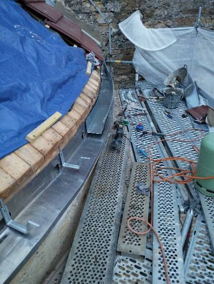 Mise en place de gouttières carrés en zinc naturel sur cette église se situent à Villemoirieu