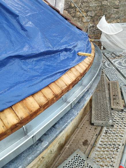 pose de gouttières carrès en zinc naturel autour du toit de l'église de Villemoirieu