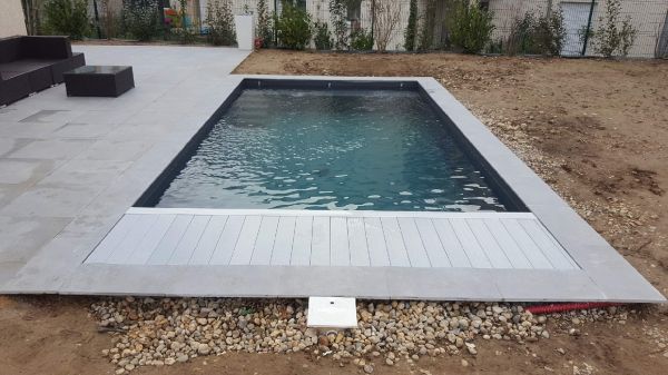 Vue de la piscine avec son rideau immergé sur la commune de Tignieu Jameyzieu