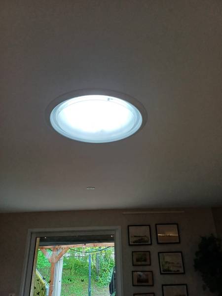 Pose d'un velux rond pour apporter un puis de lumière dans cette maison se situent sur la commune de St Chef  en région Nord Isère 