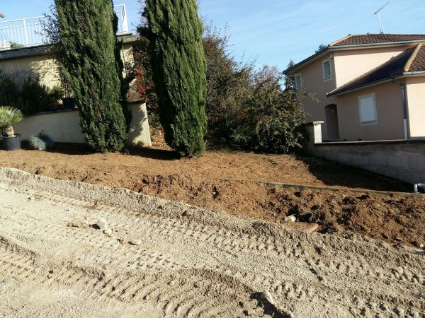 térrassement pour la pose d' un béton désactivé sur Chavagneuxé