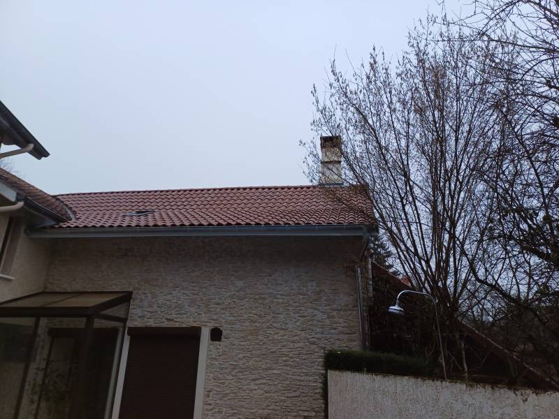 Vue du toit refait à neuf pour cette maison qui se situe dans le village de St Chef  en région Nord Isère