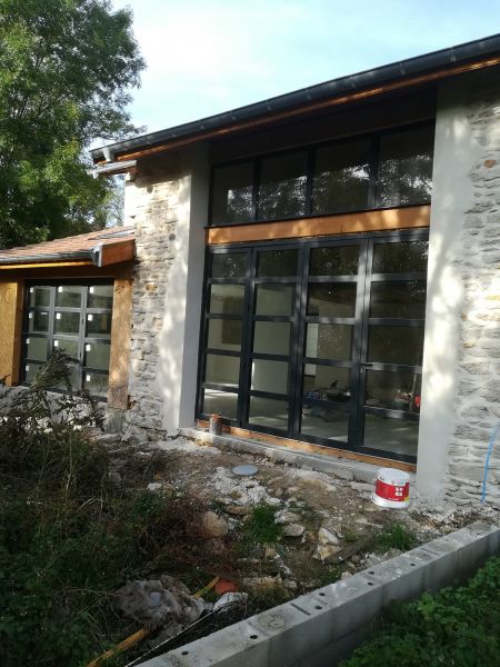 Vue de face de la grange rénovée sur la commune de Siccieu