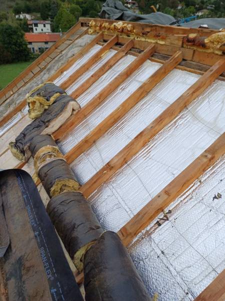 Pose de contre-lattage qui garantie la ventilation et la fixation du nouveau litelage supportant la couverture finale pour le toit de cette maison situé sur la commune de Tignieu Jameyzieu