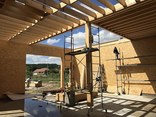 Construction d'une charpente traditionnelle en bois lamellé-collé sur la commune de Soleymieu