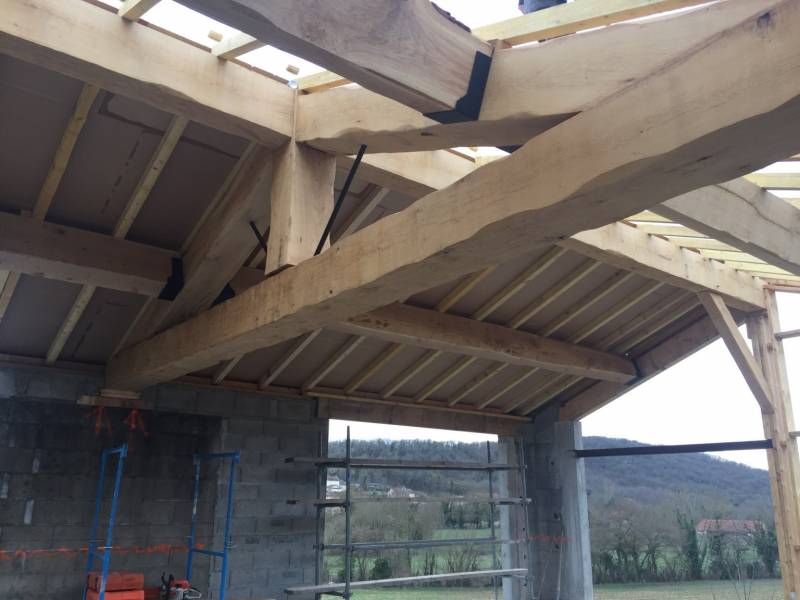 Trés belle vue de la charpente traditionnelle en chêne massif sur la commune de Dizimieu en région Nord Isère