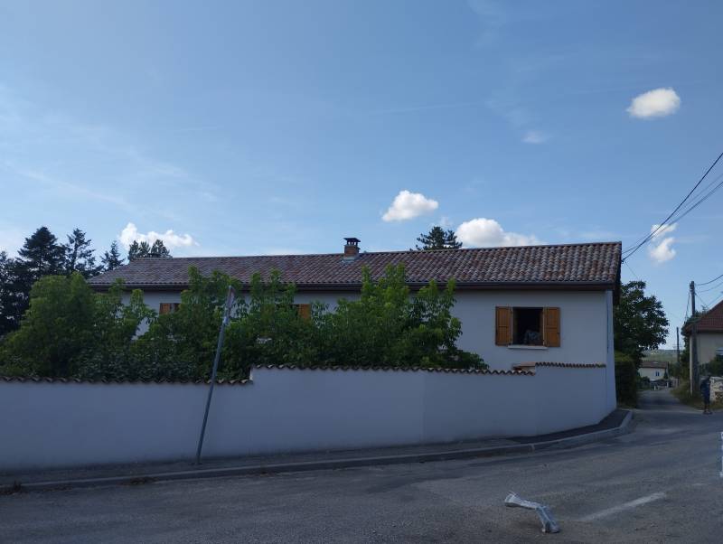 Toiture rénovée en tuile omé 13 rouge nuancé pour cette maison qui se trouve dans le charmant village d'Aost