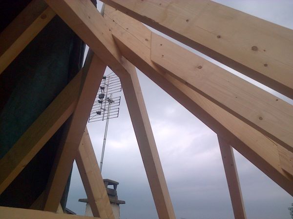 Rénovation d' une charpente traditionnelle sur une maison sur la commune de sur Chaponay en région Rhones Alpes