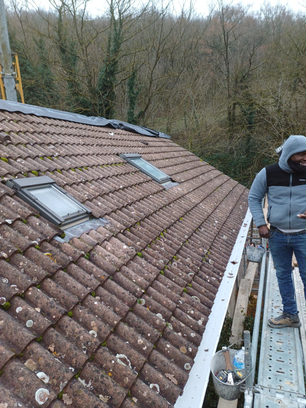 Habillage d'un bandeau  aluminium blanc sur cette maison se situent sur la commune de Siccieu St Julien Carisieu
