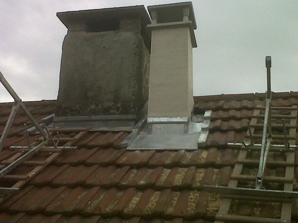 Pose de zinguerie autour de la cheminée pourl'étanchéité de celle ci sur la commune de Panossas en région Nord Isère