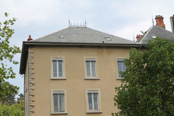 Vue d'un toit en ardoise à refait sur la comune de Crémieu
