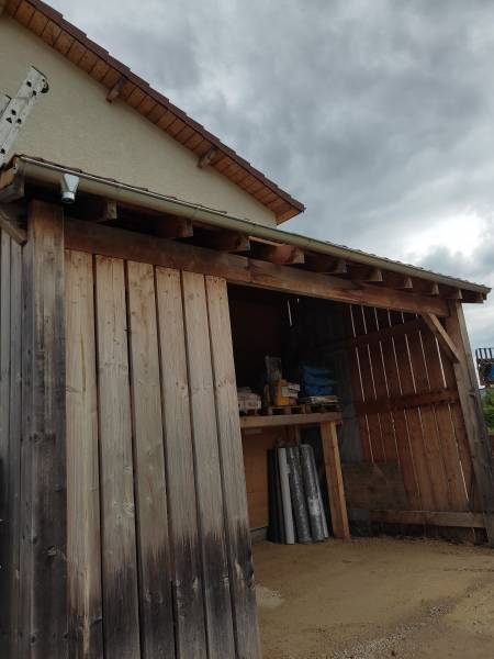 Pose de chéneaux sur le toit d'une entreprise sur la commune de Soleymieu