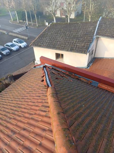 Réparation d'un arêtier suit à un intempérie sur un toit d'une maison se situent sur la commune de St Chef en région Nord Isère