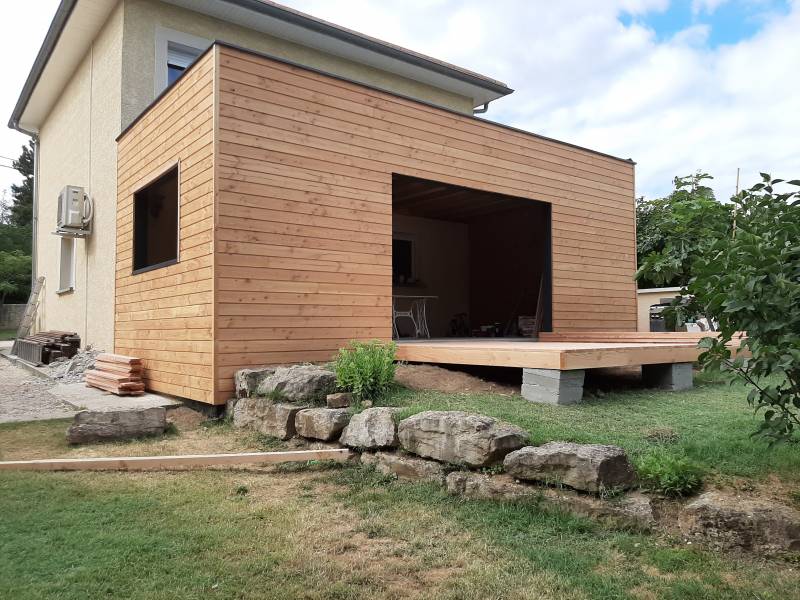 Vue de l' agrandissement en ossature bois terminée atenante à une maison sur la commune de Permillieu