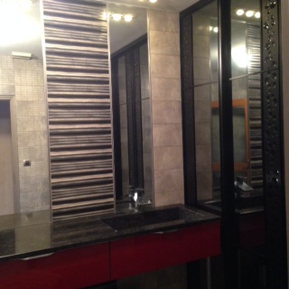 Pose de deux miroirs intégrés au carrelage sur une rénovatin d' une salle d' eau sur la commune de Charvieu Chavagneux