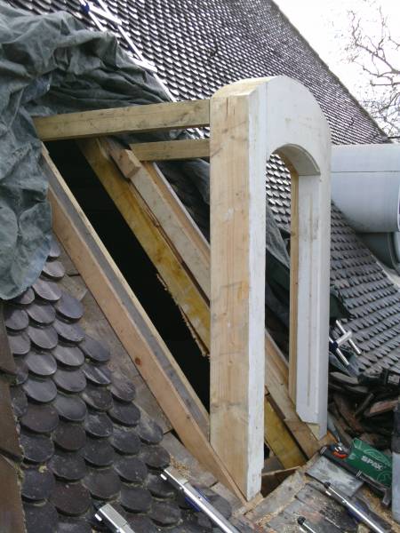 Pose de la stucture d'une fenêtre de toit style lucarne sur cette maison qui se situe sur la commune de St Chef