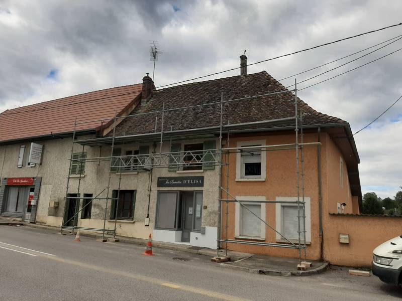 Vue d'un toit à rénover sur la commune d' Aoste village en région Nord Isère