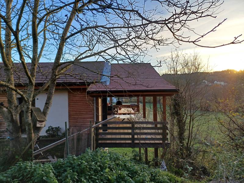 Vue d'ensemble de cette auvent créer sur mesure pour cette terrasse exposée plein sud dans la commune de Dizimieu
